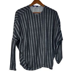 H2O in style woman’s medium gray striped top casual fun business work statement